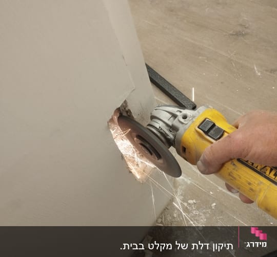 חיתוך דלת עם דיסק חשמלי וניצוצות